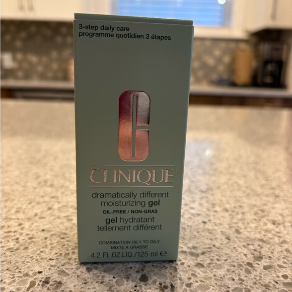 Clinique Dramatically Different Moisturizing Gel - New in box - Picture 1 of 2